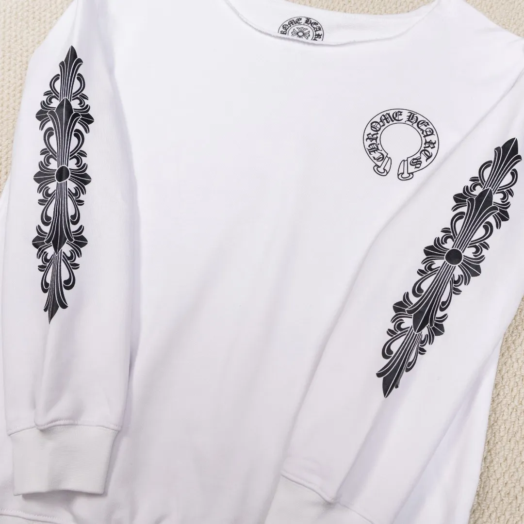 P190 Chrome Hearts/Chrome Hearts CH arm cross horseshoe Sanskrit off-shoulder round neck sweatshirt for women. Selected Xinjiang Chinese cotton fabric. The texture is delicate and soft, gentle and non-prickly. The loose version is not tight. It is an indispensable wardrobe item for goddesses!  Color: White Size "S M L